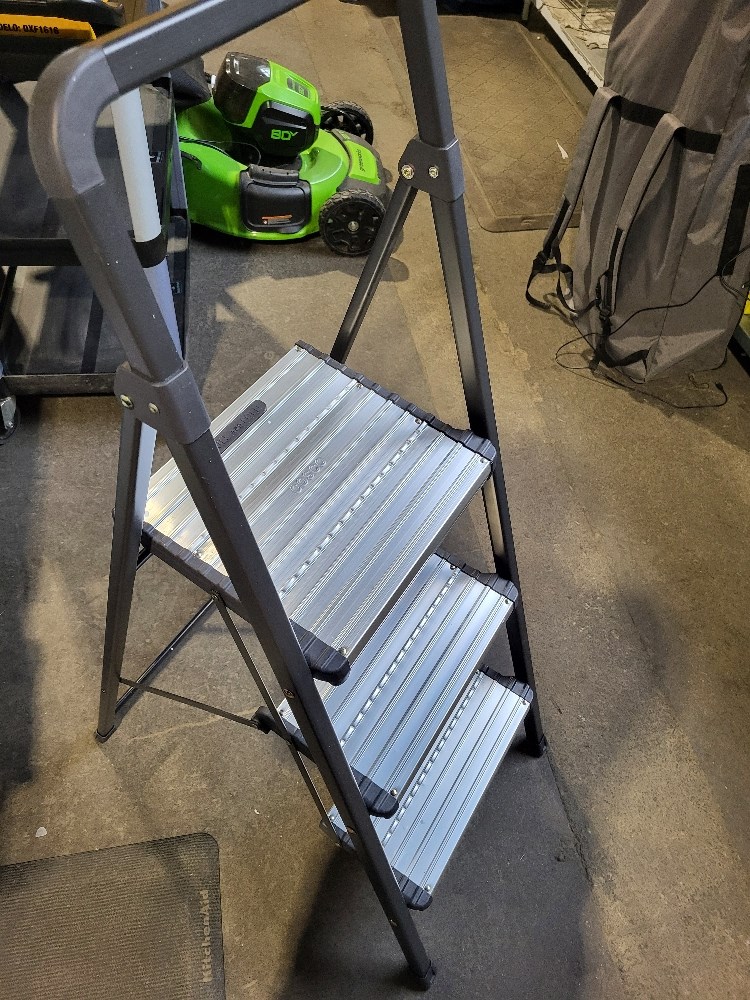 TK Auctions - Sleek Folding step Ladder