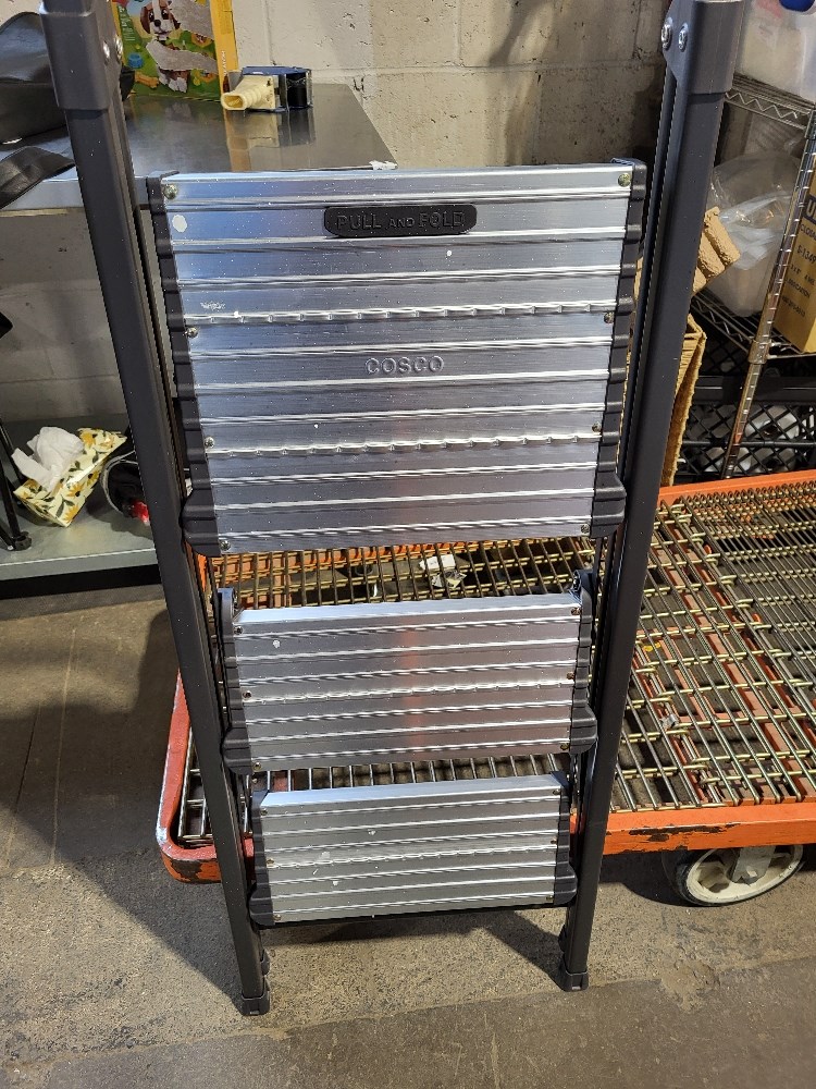 TK Auctions - Sleek Folding step Ladder